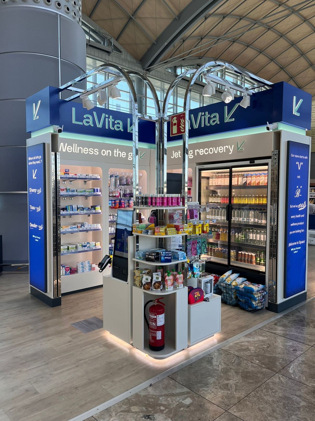 Tienda La Vita en el aeropuerto de Alicante, con lightbox azules en los laterales